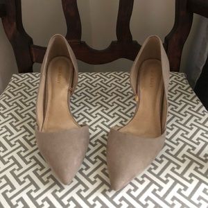 Pointy toe suede heel